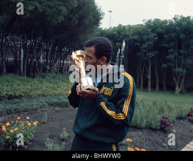 Brasilien-Kapitän Carlos Alberto küsst Jules Rimet WM-Trophäe nach erfolgreichen WM-Turnier in Mexiko Juni 1970 Stockfoto