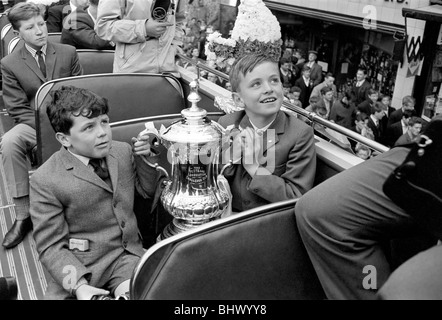 Tottenham Hotspur Spieler parade Tausende von Fans versammelten sich die FA-Cup-Trophäe von der Spitze eines oben offenen Doppeldecker-Bus Stockfoto