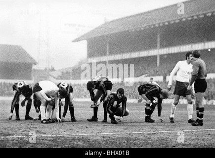 Englische League Division One Match an der White Hart Lane. Tottenham Hotspur 1 V Manchester City 1. Stadt und Spurs-Spieler holen Stockfoto