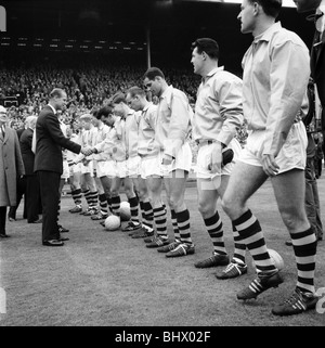 FA-Cup-Finale im Wembley-Stadion. Tottenham Hotspur 3 v. Burnley 1. Prinz Philip, Duke of Edinburgh schüttelt Hände mit Burnley Stockfoto