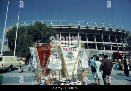 Das berühmte Azteca-Stadion in Mexiko, bevor die Strat von 1970 WM Tiurnament abgebildet. Vor dem Stadion Stockfoto