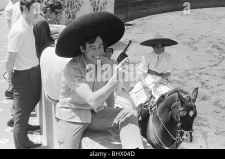 Weltmeisterschaft 1970 in Mexiko. England Torhüter Gordon Banks trägt Sombrero und hält eine Pistole beim Rodeo in der Stockfoto