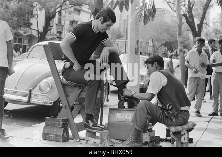 Weltmeisterschaft 1970 in Mexiko. England-Fußballer Peter Osgood hat seine Schuhe poliert wie das Team in der Zona Rosa herumspazieren Stockfoto