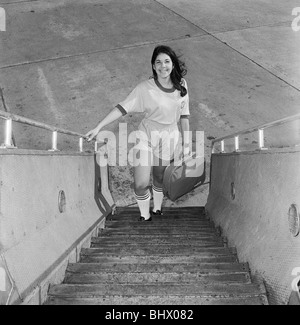 Weltmeisterschaft 1970 in Mexiko. Neunzehn Jahre alte Michelle Tawil Brasilien Shirt Manchester Airport tragen, wie sie Bretter Stockfoto