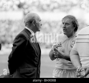 Sir Alf Ramsey und Jimmy Greaves August 1983 ehemaliger England Manager und ehemaliger England Starlet zu sprechen, während Bill Nicholson Stockfoto