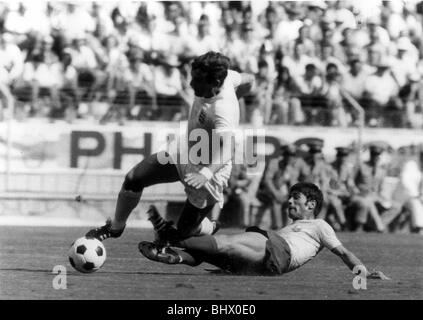 WM 1970 Gruppe C-England 1-Rumänien 0 Alan Mullery von Nunweiller mit zwei footed Herausforderung abgebaut wird. Mexiko Stockfoto