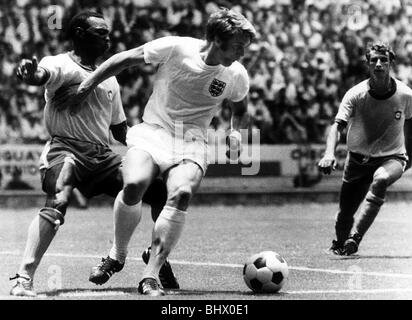 WM 1970 Gruppe C England 0 hält Brasilien 1 Goeff Hurst (Mitte) Besitz, als er vor Everaldo Brasiliens hält. Mexiko Stockfoto