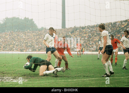 Ostdeutschland V Holland World Cup 1974 Fußball Croy-Torwart am Boden machen speichern Stockfoto