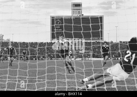 WM 1978 in Argentinien. Schottland 1 v. Peru 3. Don Masson vermisst einer entscheidende Strafe für Schottland in der ersten Hälfte mit Joe Stockfoto