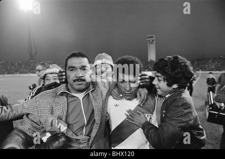 1978 World Cup-Finale Gruppe vier entsprechen in Cordoba, Argentinien. Schottland 1 V Peru 3. Peruanische Held Teofilo Cubillas gemobbt an der Stockfoto