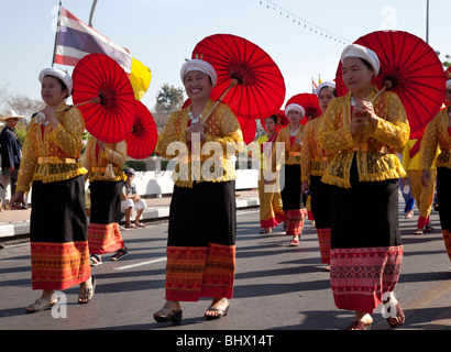 Blumenschau, antike und moderne Floristik bunt dekoriert mit Blumen, Umzug mit Wagen mit bunten Blumen; 34 Chiang Mai Flower Festival. Stockfoto