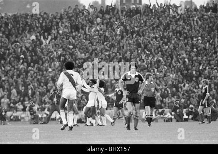 1978 World Cup-Finale Gruppe vier entsprechen in Cordoba, Argentinien. Schottland 1 V Peru 3. Peru-Held Teofilo Cubillas gemobbt von Stockfoto