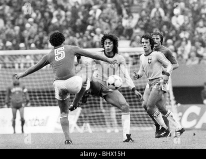 Juni 1978 World Cup 3. Platz ausspielen Match, Buenos Aires. Brasilien 2 V Italien 1 Claudio Gentile Italiens Gesichter Batista von Brasilien Stockfoto