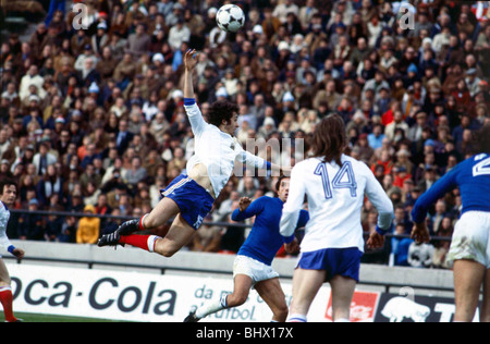 WM 1978 Gr. 1 Frankreich 1 Italien 2 Michel Platini (15) wirft sich in die Luft, die versuchen, auf das Ende eines Kreuzes erhalten. beobachtet von Marc Berdoll (14) Mar Del Plata Stockfoto