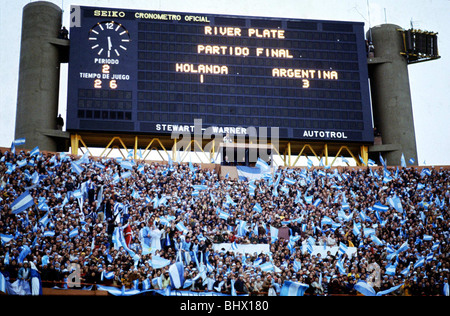 Welt Cup 1978 Finale Holland 1 Argentinien 3 nach Verlängerung. Endstand an Bord hinter argentinischen Fans. River Plate Buenos Aires Stockfoto