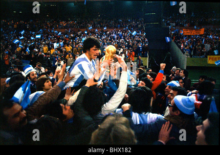 Welt Cup 1978 Finale Holland 1 Argentinien 3 nach Verlängerung argentinischen Fans tragen Daniel Passarella auf ihren Schultern River Plate Buenos Aires Stockfoto