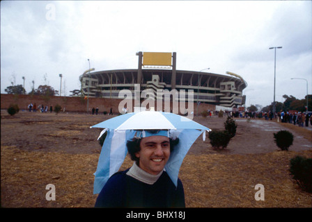 WM 1978 Finale Holland 1 Argentinien 0 nach Verlängerung ein argentinischer fan außerhalb des Stadions mit einer Unbrella Hut. River Plate Buenos Aires Stockfoto