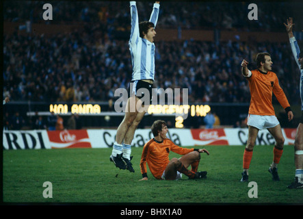 WM 1978 Finale Holland 1 Argentinien 0 nach Verlängerung Daniel Bertoni wirft seine Arme zur Feier nach seinem 3. scoring Stockfoto