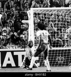 Welt Fußball-WM 1982 nicht Brasilien 4 Schottland 1 in Sevilla schottischer Torhüter Alan Rough Brasilien erzielte zu stoppen. Stockfoto