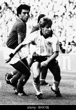 Fußball World Cup-Finale 1982 Italien 3 Westdeutschland 1 in Madrid Pierre Littbarski (Westdeutschland) und Gentile (Italien) Stockfoto