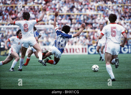 Frankreich V Tschechoslowakei WM 1982 Foulspiel von Antonin Panenka (8) schlecht Michel Platini (10) schickt ihn fliegen Stockfoto