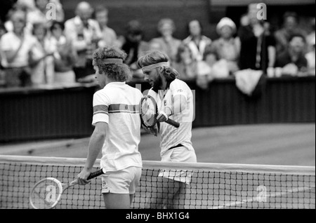 Wimbledon Tennis: Herren Finale 1981: Bjorn Borg gratuliert John McEnroe nach der Niederlage gegen ihn im Finale... Juli 1981 Stockfoto