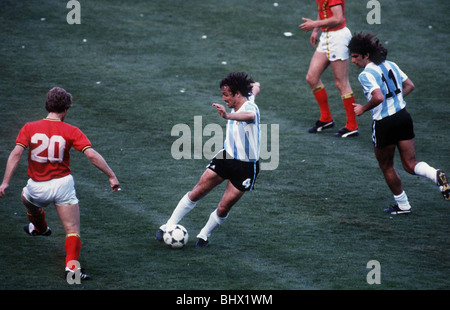 Argentinien V Belgien WM 1982 Fußball Daniel Bertoni (4) überlistet Guy Vandersmissen mit ein wenig Geschick am ball Stockfoto