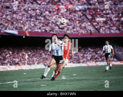 Argentinien V Belgien WM 1982 Fußball Daniel Passarella jagen einen Ball im Strafraum Belgien Stockfoto