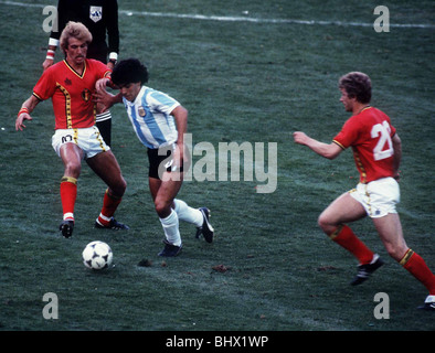 Argentinien V Belgien WM 1982 Fußball Diego Maradona versucht, seinen Weg vorbei Ludo Coeck schieben Stockfoto