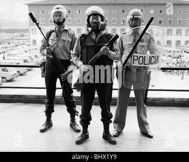 1982 World Cup Spanien Spanisch Polizei in voller Kampfausrüstung Stockfoto