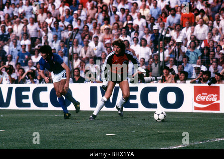 Weltcup-Finale in Spanien Juni 1982 Italien 3 Westdeutschland 1 Harald Schumacher deutschen Torhüter und Paolo Rossi neben Eckfahne Stockfoto