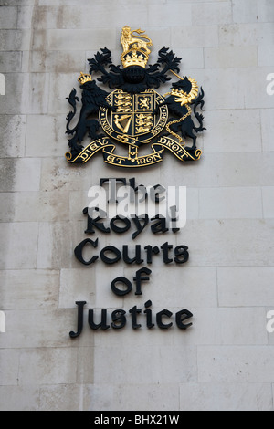 Die Royal Courts of Justice Wappen, Heimat des Obersten Gerichtshofs.  Der Strand, London, England. UK Stockfoto