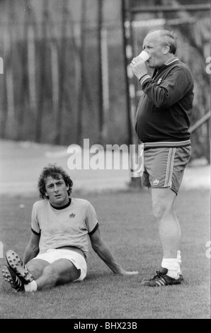 1982 WM-Finale in Madrid, Spanien. Englands Trevor Francis mit Manager Ron Greenwood während einer Trainingseinheit vor der Stockfoto