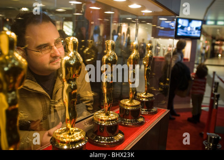 Akademie der Bewegung Abbildung Künste und Wissenschaft Oscar-Statuetten sind in New York angezeigt. Stockfoto