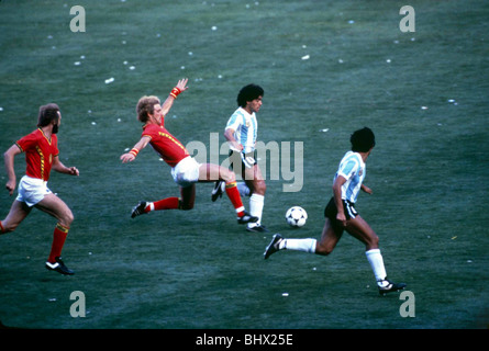 WM 1982 Gruppe 3 Argentinien 0 Belgien 1 Maradona wird von hinten von Coeck von Belgien Nou Camp, Barcelona in Angriff genommen Stockfoto