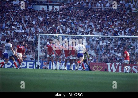 WM 1982 Gruppe 4 England 3 Frankreich 1 Michel Platini (10) Versuche, einen Freistoß über die Mauer in England zu locken. © Mirrorpix Stockfoto