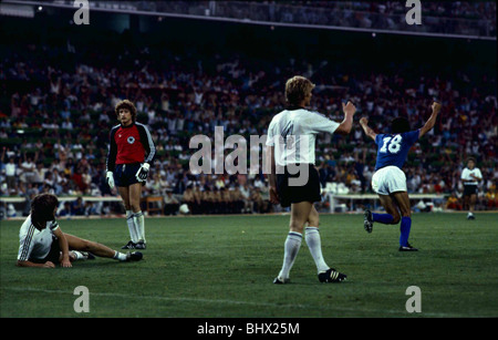 World Cup-Finale 1982 Italien 3 West Deutschland 1 feiert Alessandro Altobelli (18) 3. Tor Italiens. Dank an die offensichtliche Enttäuschung von Deutschlands Torwart Harald Schumacher. Santiago Bernabéu, Madrid Stockfoto