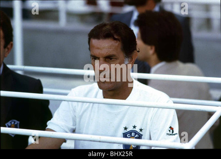 World Cup 1982 Brasilien Manager Tele Santana schaut zu, wie sein Team 3: 2 nach Italien in der Gruppenphase Secong verlieren. © Mirrorpix Stockfoto