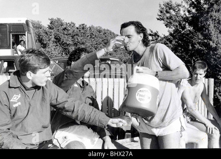 Charlie Nicholas Scotland Team in Mexiko 1986 Graeme Souness hilft Charlie Nicholas bei einem Drink Schottland-internationaler Fußball-Nationalmannschaft WM Mexiko 1986 Trainingseinheit in Santa Fe Stockfoto