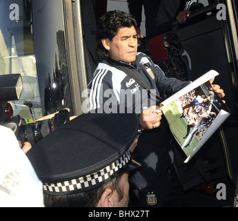 Argentinien Fußball-Legende und neuen Cheftrainer der Nationalmannschaft, Diego Maradona Unterzeichnung ein Bild über seine berühmte Hand Gottes-Tor gegen England bei der WM 1986, als er Glasgow Airport vor Schottland V Argentinien freundlich International im Hampden Park kommt. 16. November 2008. Stockfoto