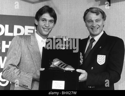 England-Manager Bobby Robson Moderatoren Englands Spieler Stürmer Gary Lineker mit dem Golden Boot Award für bester Torschütze bei der WM 1986, Oktober 1986. Stockfoto