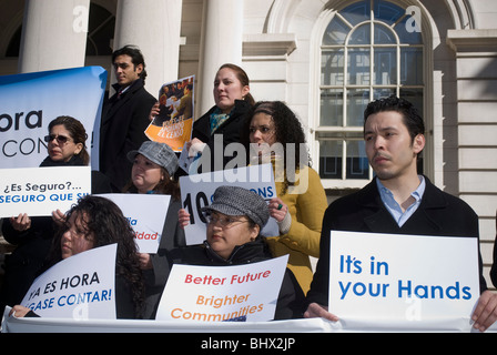 Gemeindeleiter und Klerus zu sammeln, in City Hall in New York zu drängen Latinos zur Teilnahme an der Volkszählung 2010 Stockfoto