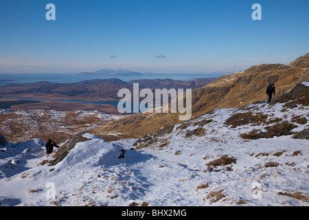 Klettern Beinn Resipol, ein Corbett, einem schottischen Hügel zwischen 2500' und 3000' hoch ist. Insel der Rum in der Ferne Stockfoto