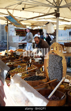 Oliven auf einem Markt in Beaune, Frankreich Stockfoto