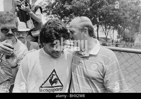 Weltmeisterschaft 1986 in Mexiko. Argentinien-Fußballer Diego Maradona spricht mit ehemaligen England Fußballer Bobby Charlton während einer Trainingseinheit. Juni 1986. Stockfoto