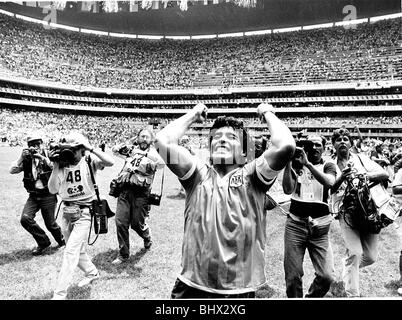 Juni 1986 World Cup Viertel Finale Mexiko-Stadt England 1 V Argentinien 2 argentinischen Kapitän Diego Maradona feiert Sieg am Ende Stockfoto