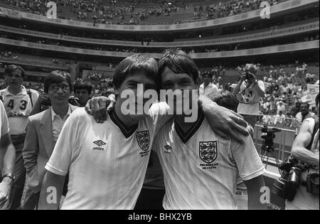 Schnappen Sie sich ein Ziel, Welt Cup 1986 England 3 Paraguay 0 letzte 16 A zahnlose Peter Beardsley und Gary Lineker nach dem Schlusspfiff in ein Spiel, die sie je gesehen habe. Stockfoto