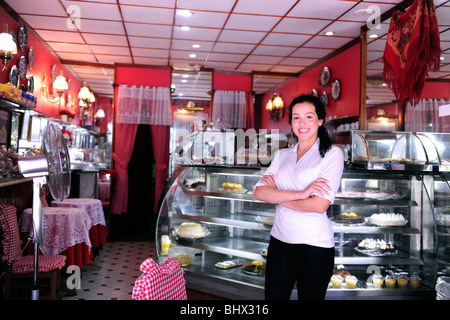 Glückliche Besitzer eines kleinen Café oder restaurant Stockfoto