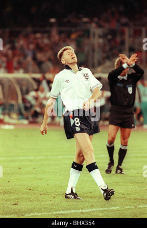 Chris Waddle verpasst Elfmeterschießen World Cup 1990 während England V Deutschland Halbfinale Spiel Y2K Fußball England Deutschland im Halbfinale der Weltmeisterschaft (Italia 90) 1990 traf. Das Spiel endete 1: 1, nachdem Gary Lineker für England ausgeglichen hatte. Zusätzliche Zeit brachte keine Tore und so wurde das Spiel auf ein Elfmeterschießen entschieden. Leider verpasste Chris Waddle und Stuart Pearce beide so Westdeutschland durch ging. England begann das Turnier ruhig noch schien zu wachsen mehr Vertrauen, als sie bis ins Halbfinale durch fortgeschritten Stockfoto