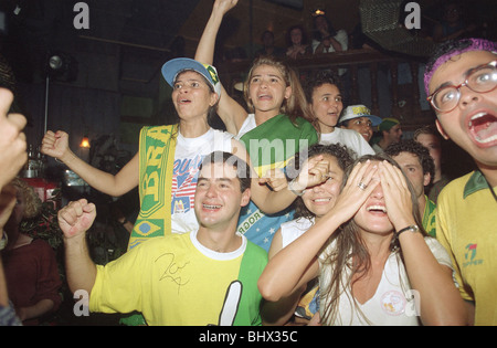 Brasilien gegen Italien 1994 World Cup Finale 17. Juli 1994. Brasilien-Fans im Londoner Pub feiern nach ihr Team den World Cup gewinnt, Stockfoto